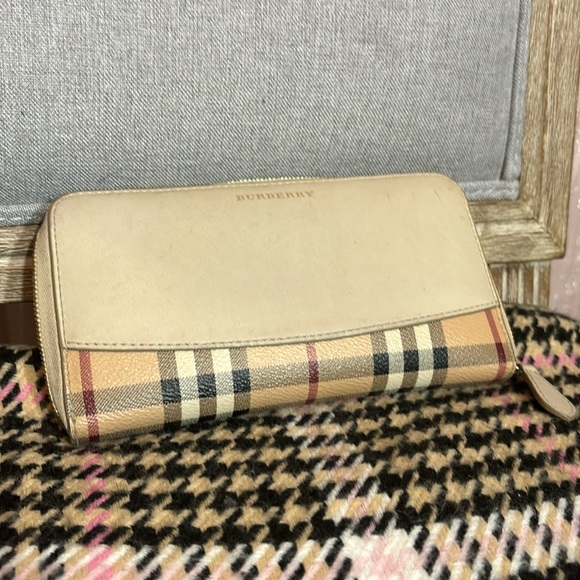 BURBERRY zip wallet - classic cream and Burberry check - Picture 1 of 12